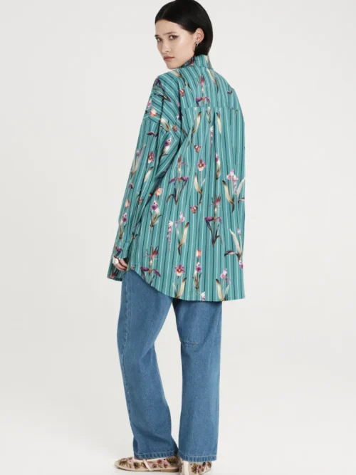 Πουκάμισο με λουλούδια από την εταιρία Peace and Chaos.