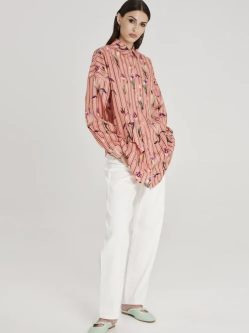 Πουκάμισο με λουλούδια από την εταιρία Peace and Chaos.