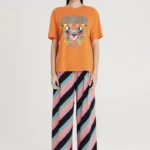 Μπλουζάκι σε χρώματα με σχέδια από την εταιρία Peace and Chaos.