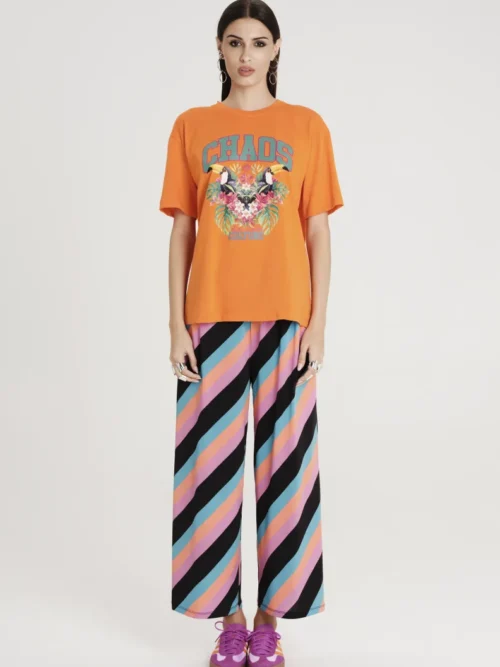 Μπλουζάκι σε χρώματα με σχέδια από την εταιρία Peace and Chaos.