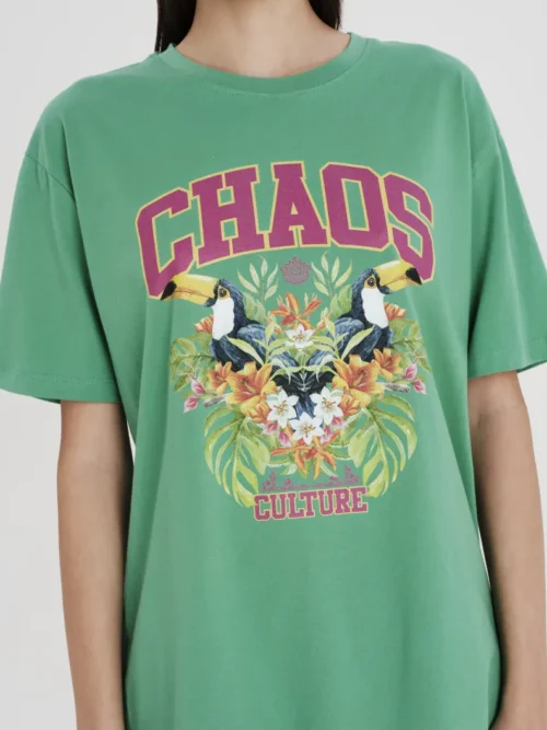 Μπλουζάκι σε χρώματα με σχέδια από την εταιρία Peace and Chaos.