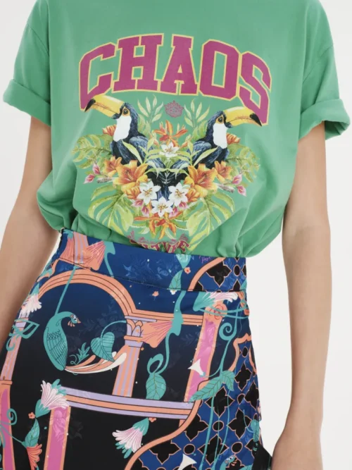 Μπλουζάκι σε χρώματα με σχέδια από την εταιρία Peace and Chaos.