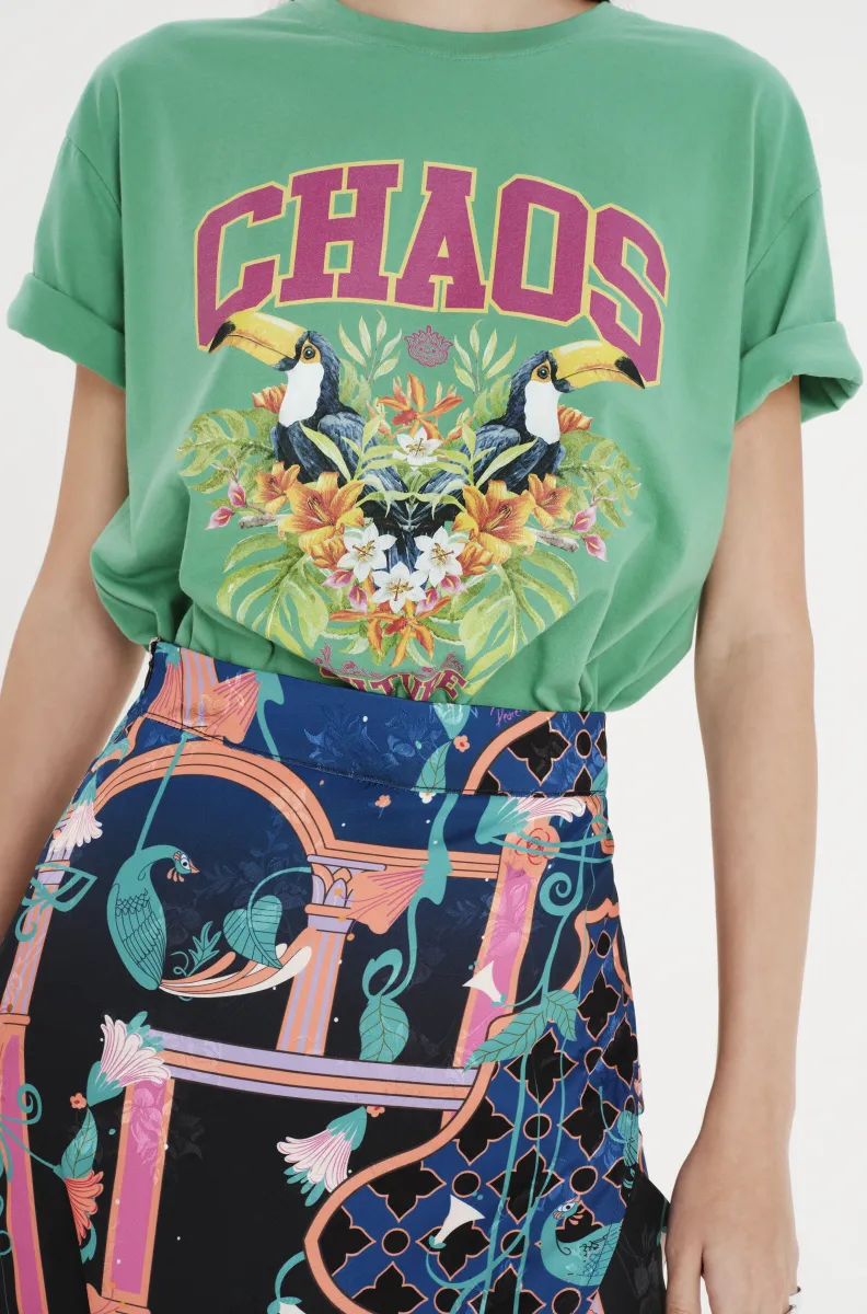 Μπλουζάκι σε χρώματα με σχέδια από την εταιρία Peace and Chaos.