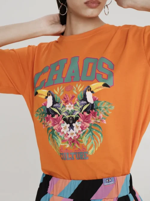 Μπλουζάκι σε χρώματα με σχέδια από την εταιρία Peace and Chaos.