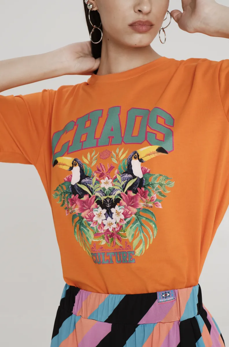 Μπλουζάκι σε χρώματα με σχέδια από την εταιρία Peace and Chaos.