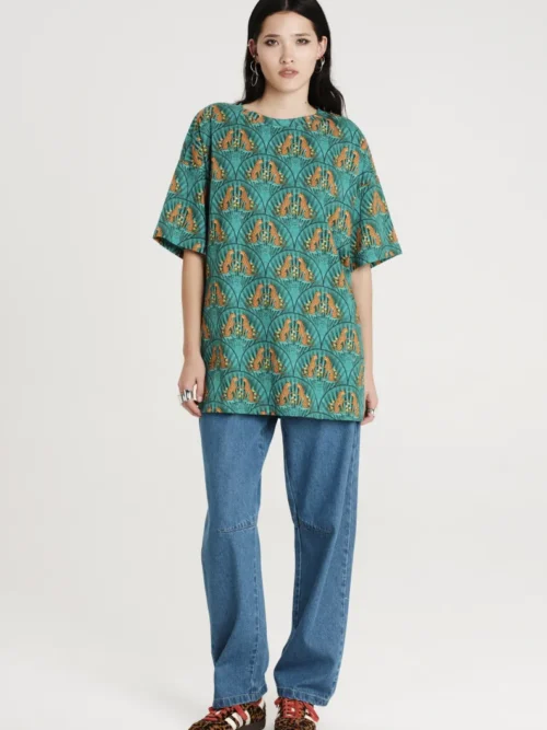 Μπλούζα σε πράσινο χρώμα με σχέδια από την εταιρία Peace and Chaos.