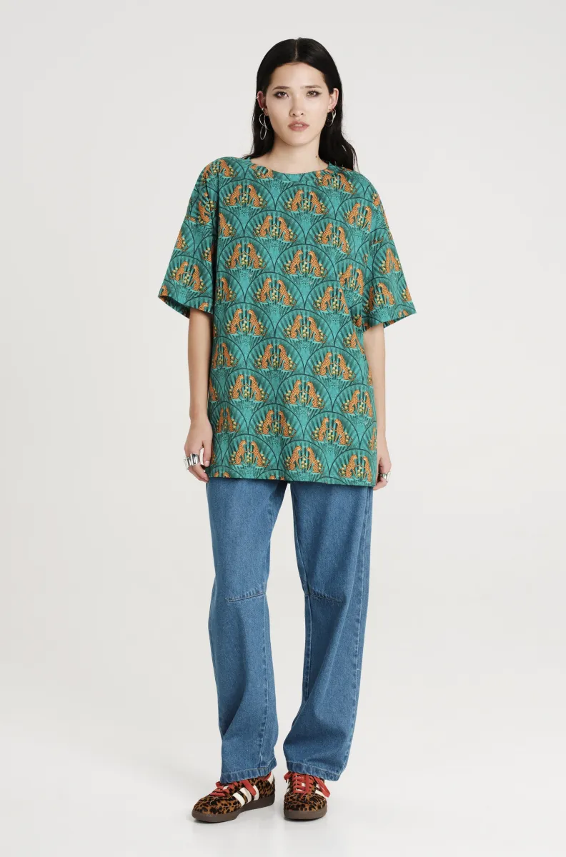 Μπλούζα σε πράσινο χρώμα με σχέδια από την εταιρία Peace and Chaos.