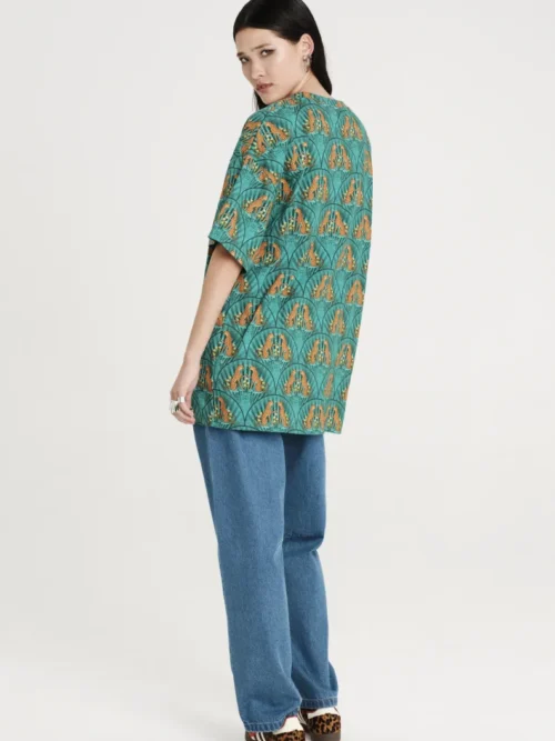 Μπλούζα σε πράσινο χρώμα με σχέδια από την εταιρία Peace and Chaos.