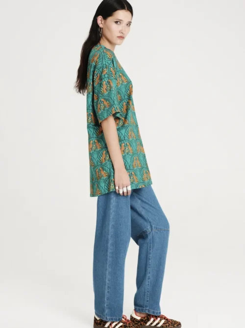 Μπλούζα σε πράσινο χρώμα με σχέδια από την εταιρία Peace and Chaos.