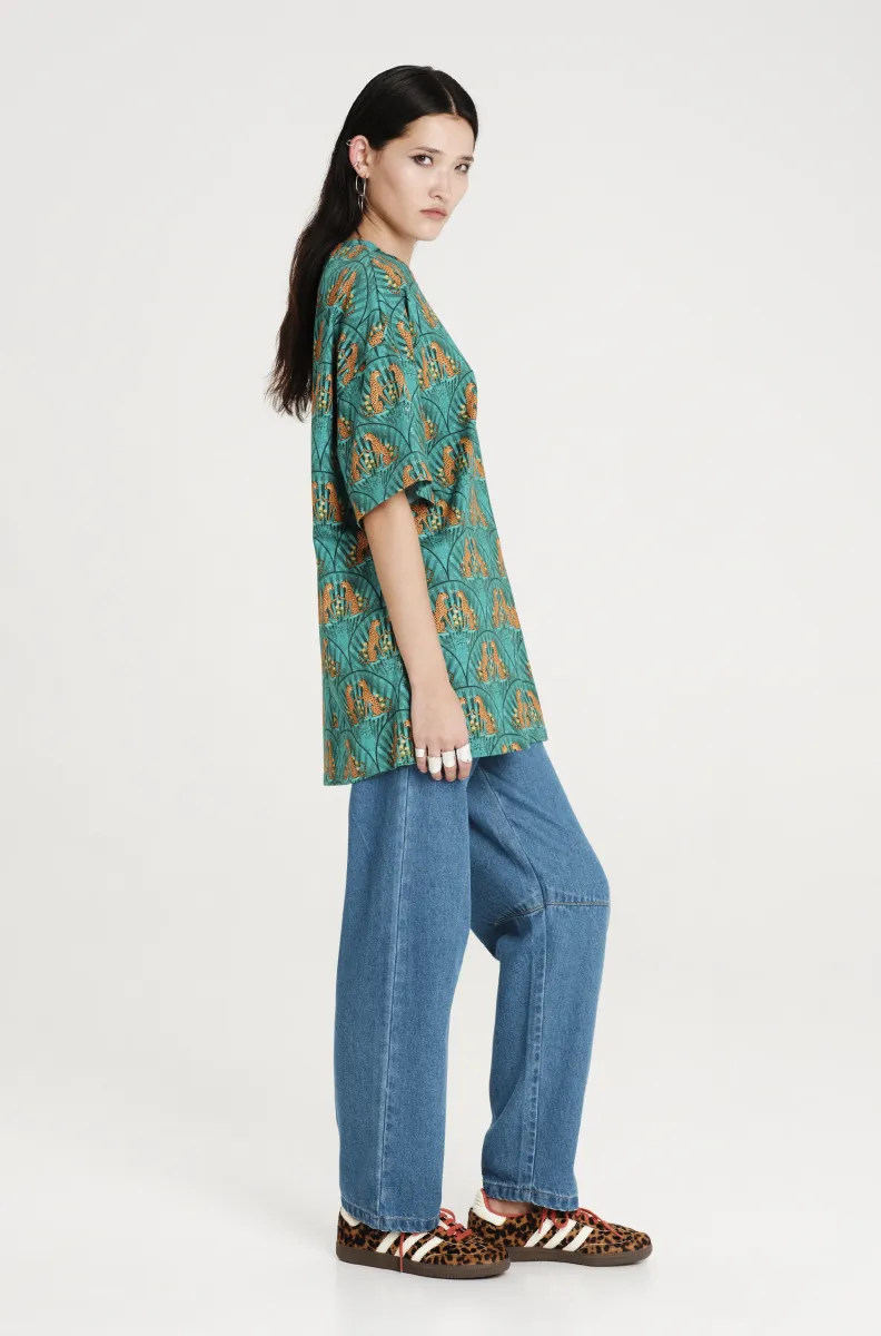 Μπλούζα σε πράσινο χρώμα με σχέδια από την εταιρία Peace and Chaos.