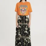 Μακριά φούστα σε μαύρο χρώμα με λουλούδια από την εταιρία Peace and Chaos.