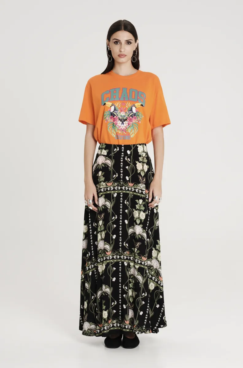 Μακριά φούστα σε μαύρο χρώμα με λουλούδια από την εταιρία Peace and Chaos.