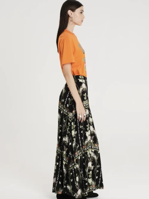 Μακριά φούστα σε μαύρο χρώμα με λουλούδια από την εταιρία Peace and Chaos.