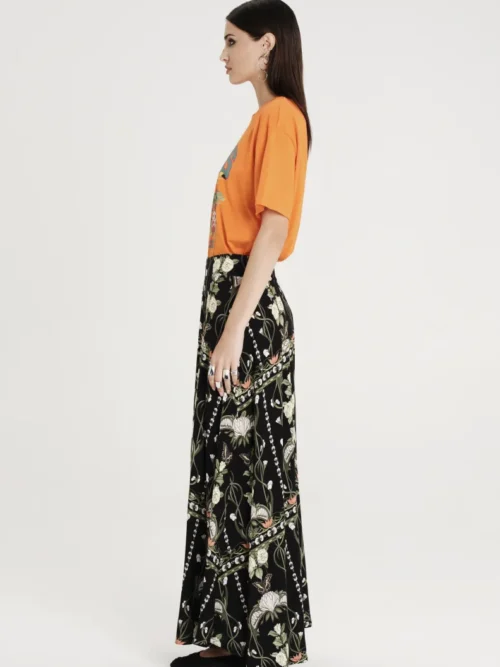 Μακριά φούστα σε μαύρο χρώμα με λουλούδια από την εταιρία Peace and Chaos.