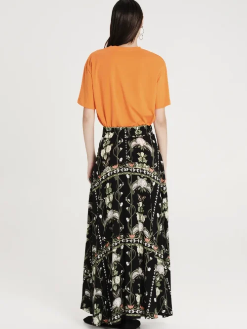 Μακριά φούστα σε μαύρο χρώμα με λουλούδια από την εταιρία Peace and Chaos.