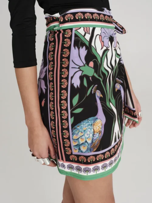 Κοντή Φούστα σε μαύρο χρώμα με σχέδια από την εταιρία Peace and Chaos.