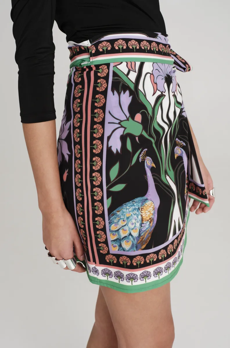 Κοντή Φούστα σε μαύρο χρώμα με σχέδια από την εταιρία Peace and Chaos.