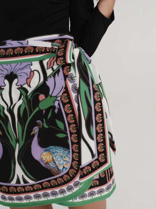 Κοντή Φούστα σε μαύρο χρώμα με σχέδια από την εταιρία Peace and Chaos.