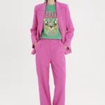 Παντελόνι από την εταιρία Peace and Chaos σε φούξια χρώμα.