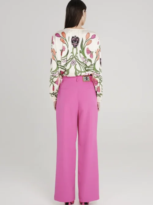 Παντελόνι από την εταιρία Peace and Chaos σε φούξια χρώμα.