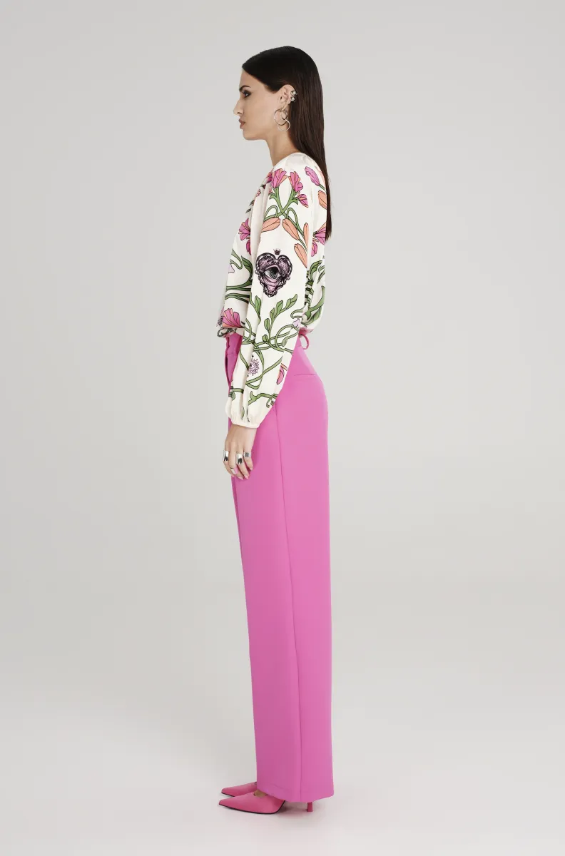 Παντελόνι από την εταιρία Peace and Chaos σε φούξια χρώμα.