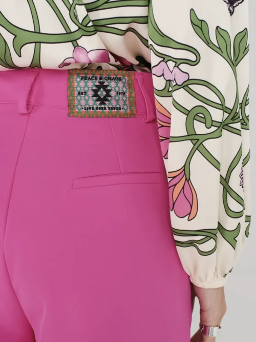 Παντελόνι από την εταιρία Peace and Chaos σε φούξια χρώμα.