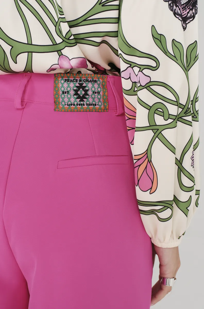 Παντελόνι από την εταιρία Peace and Chaos σε φούξια χρώμα.