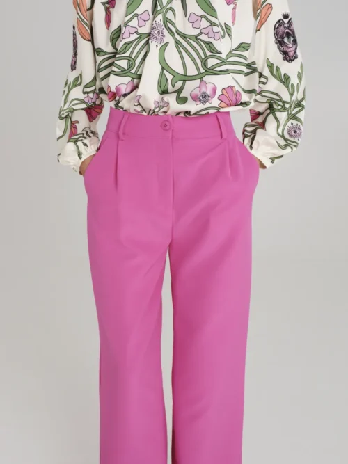 Παντελόνι από την εταιρία Peace and Chaos σε φούξια χρώμα.