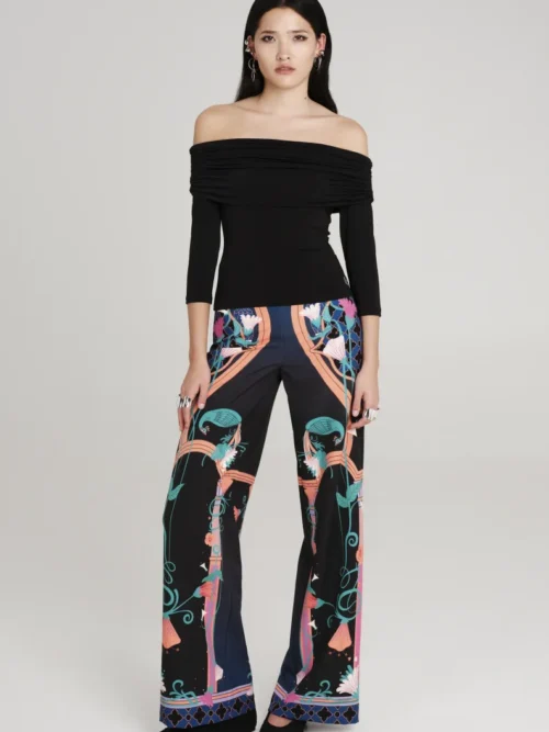 Παντελόνι σε μαύρο χρώμα με σχέδια από την εταιρία Peace and Chaos.