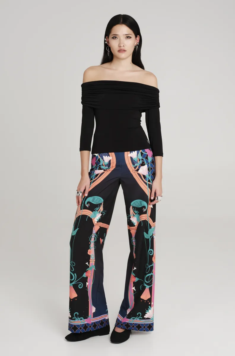 Παντελόνι σε μαύρο χρώμα με σχέδια από την εταιρία Peace and Chaos.