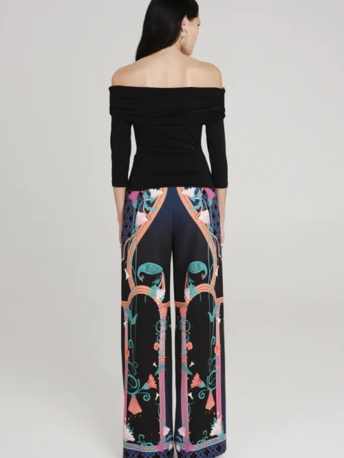 Παντελόνι σε μαύρο χρώμα με σχέδια από την εταιρία Peace and Chaos.