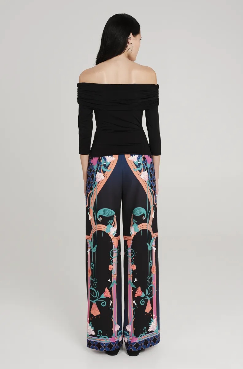 Παντελόνι σε μαύρο χρώμα με σχέδια από την εταιρία Peace and Chaos.