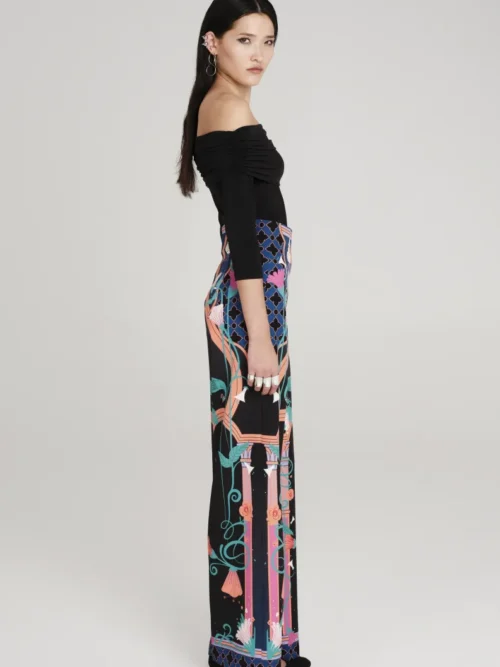 Παντελόνι σε μαύρο χρώμα με σχέδια από την εταιρία Peace and Chaos.