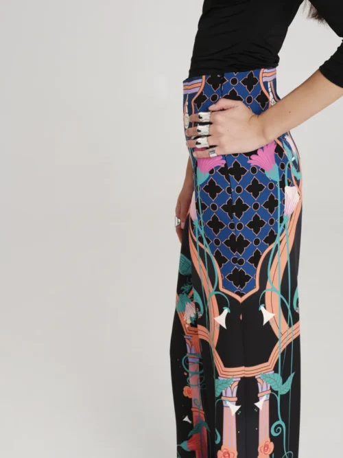 Παντελόνι σε μαύρο χρώμα με σχέδια από την εταιρία Peace and Chaos.