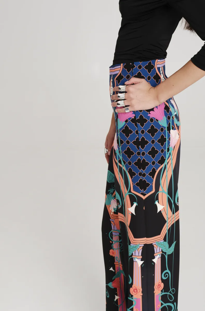 Παντελόνι σε μαύρο χρώμα με σχέδια από την εταιρία Peace and Chaos.