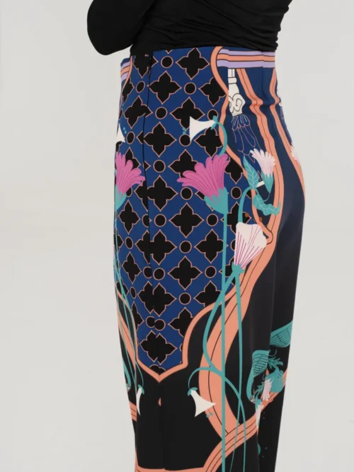 Παντελόνι σε μαύρο χρώμα με σχέδια από την εταιρία Peace and Chaos.