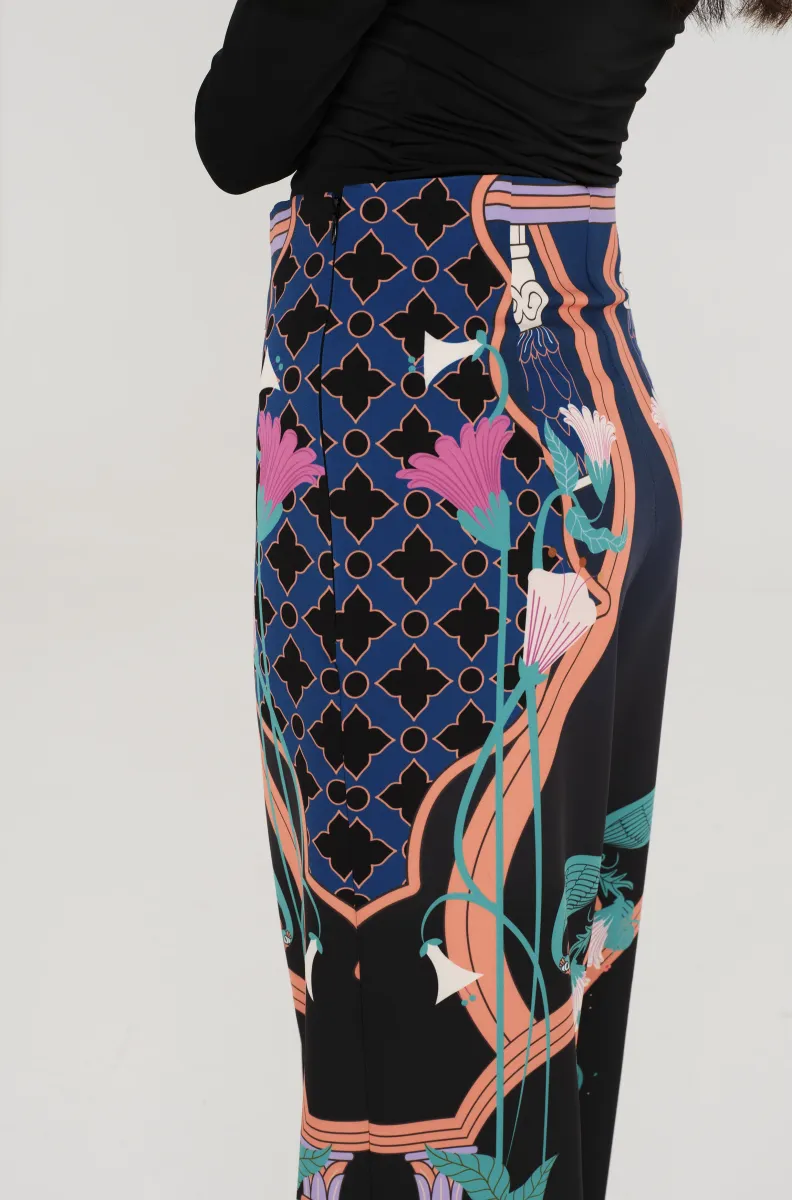 Παντελόνι σε μαύρο χρώμα με σχέδια από την εταιρία Peace and Chaos.