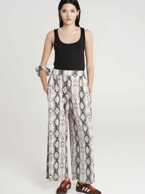 Παντελόνι με άνιμαλ σχέδια από την εταιρία Peace and Chaos.