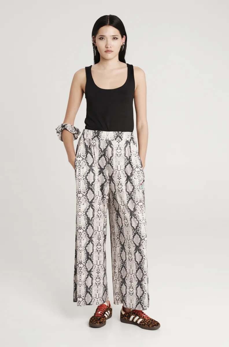 Παντελόνι με άνιμαλ σχέδια από την εταιρία Peace and Chaos.