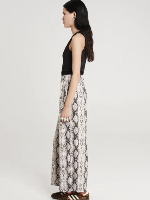 Παντελόνι με άνιμαλ σχέδια από την εταιρία Peace and Chaos.