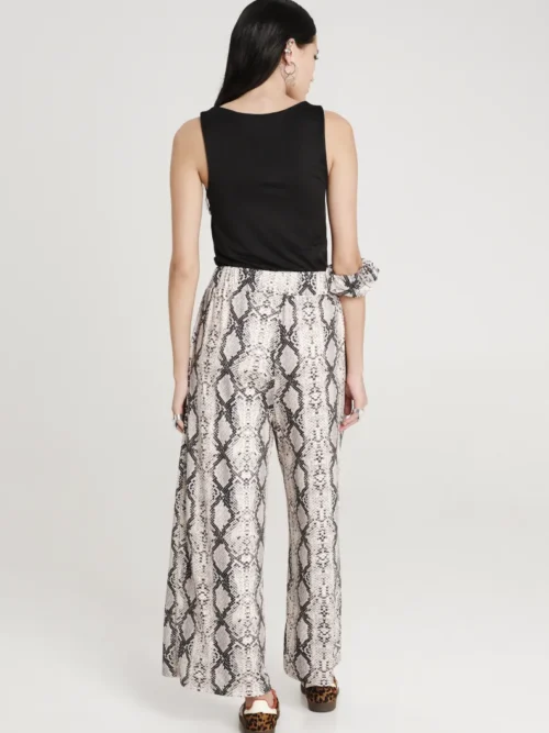 Παντελόνι με άνιμαλ σχέδια από την εταιρία Peace and Chaos.