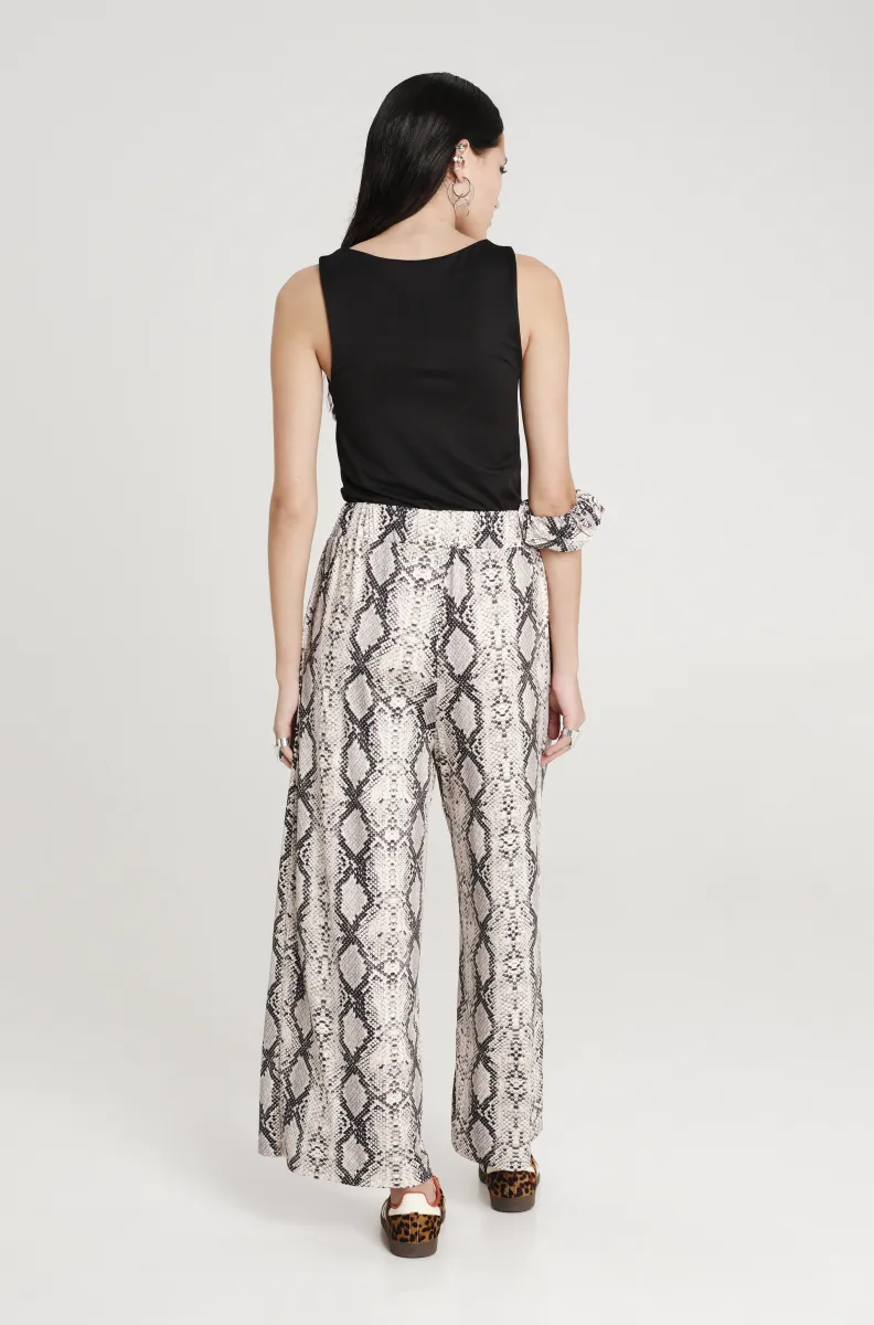 Παντελόνι με άνιμαλ σχέδια από την εταιρία Peace and Chaos.