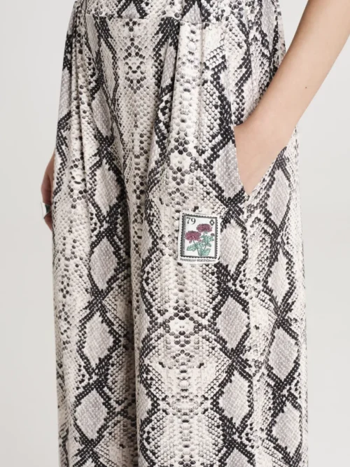 Παντελόνι με άνιμαλ σχέδια από την εταιρία Peace and Chaos.