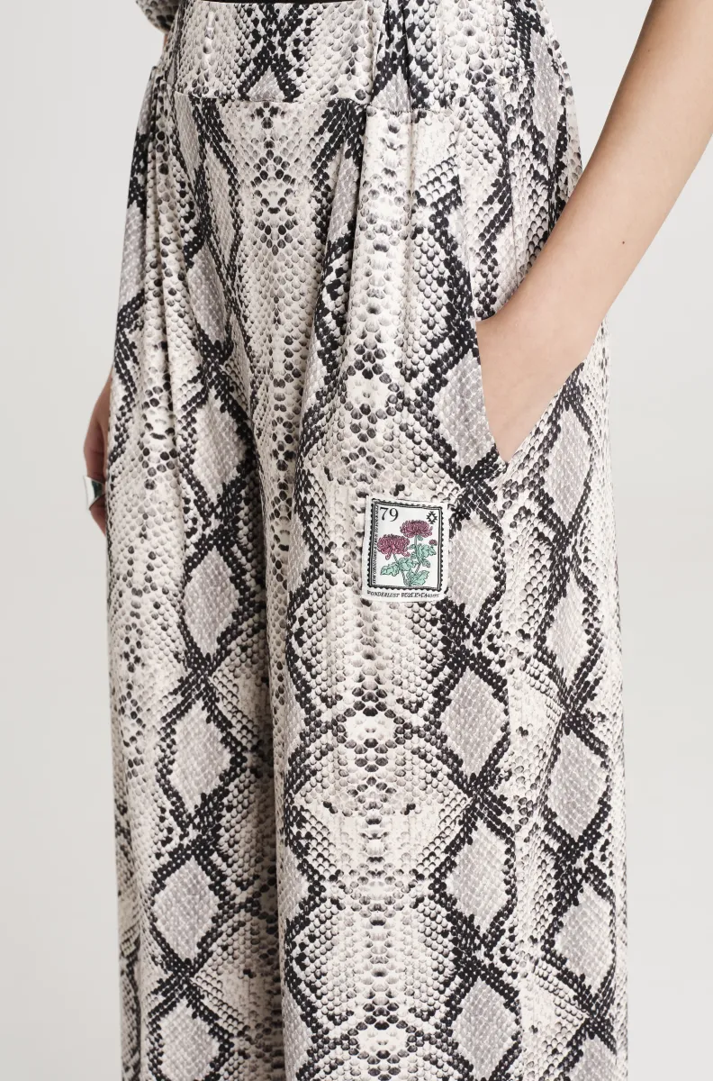 Παντελόνι με άνιμαλ σχέδια από την εταιρία Peace and Chaos.