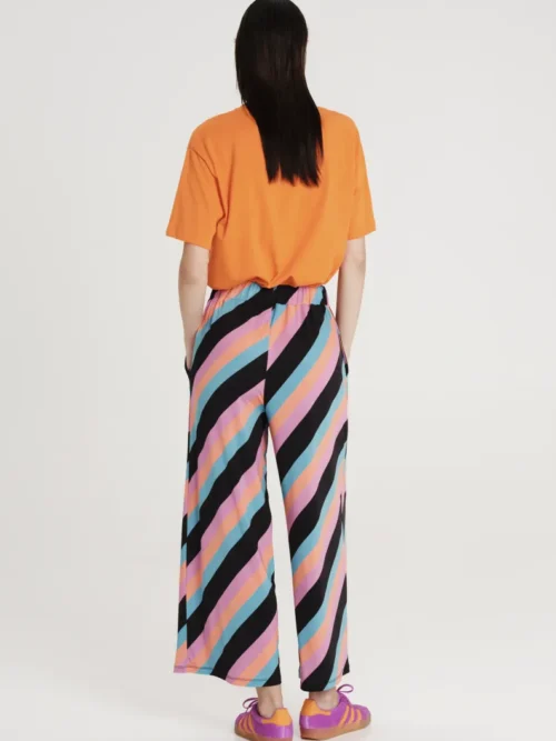 Παντελόνι με γραμμές από την εταιρία Peace and Chaos.