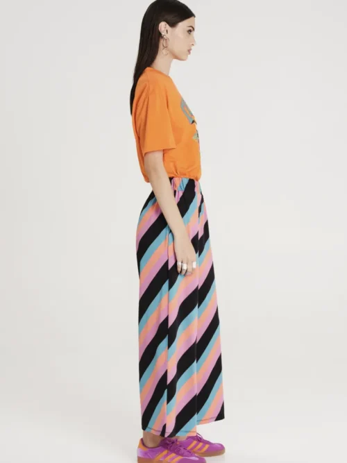 Παντελόνι με γραμμές από την εταιρία Peace and Chaos.