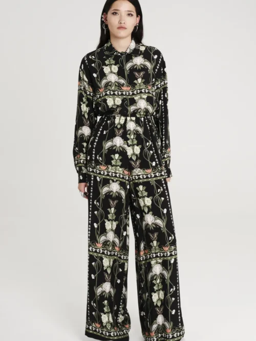 Παντελόνι σε μαύρο χρώμα με σχέδια από την εταιρία Peace and Chaos.