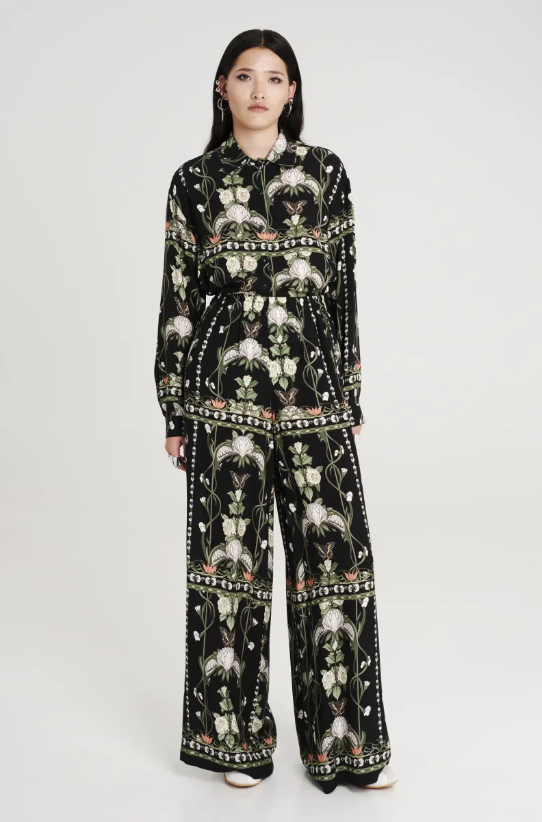 Παντελόνι σε μαύρο χρώμα με σχέδια από την εταιρία Peace and Chaos.