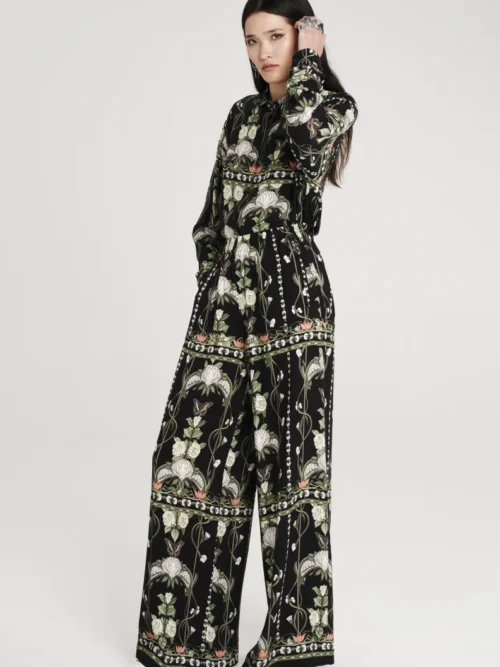 Παντελόνι σε μαύρο χρώμα με σχέδια από την εταιρία Peace and Chaos.