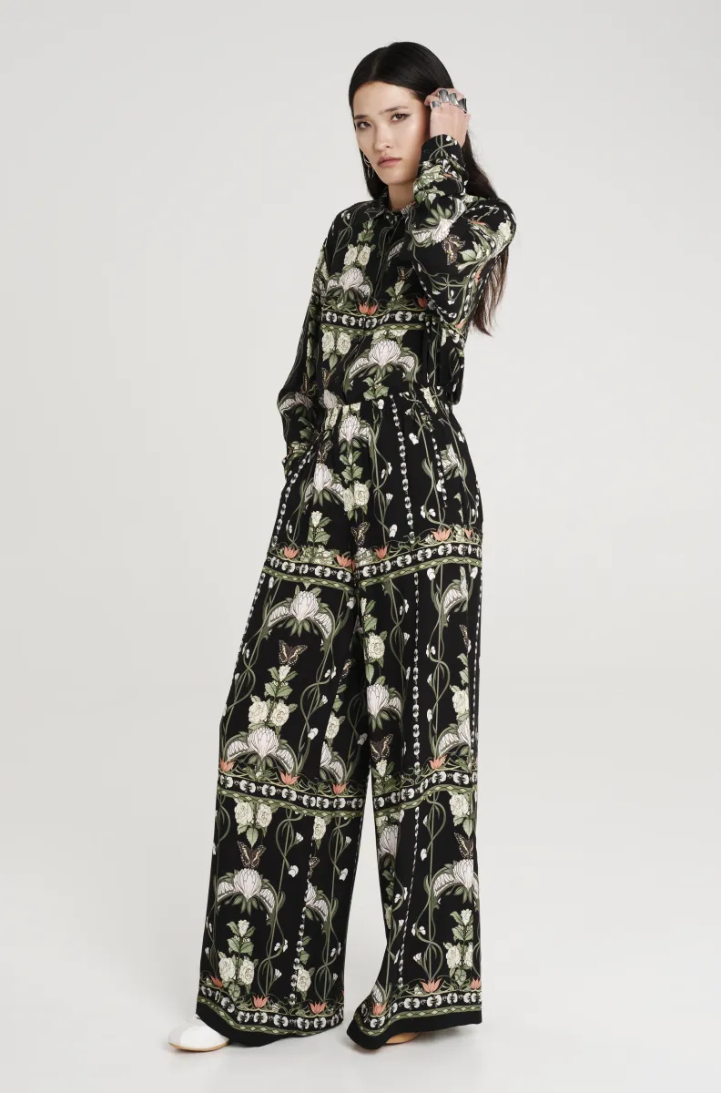 Παντελόνι σε μαύρο χρώμα με σχέδια από την εταιρία Peace and Chaos.